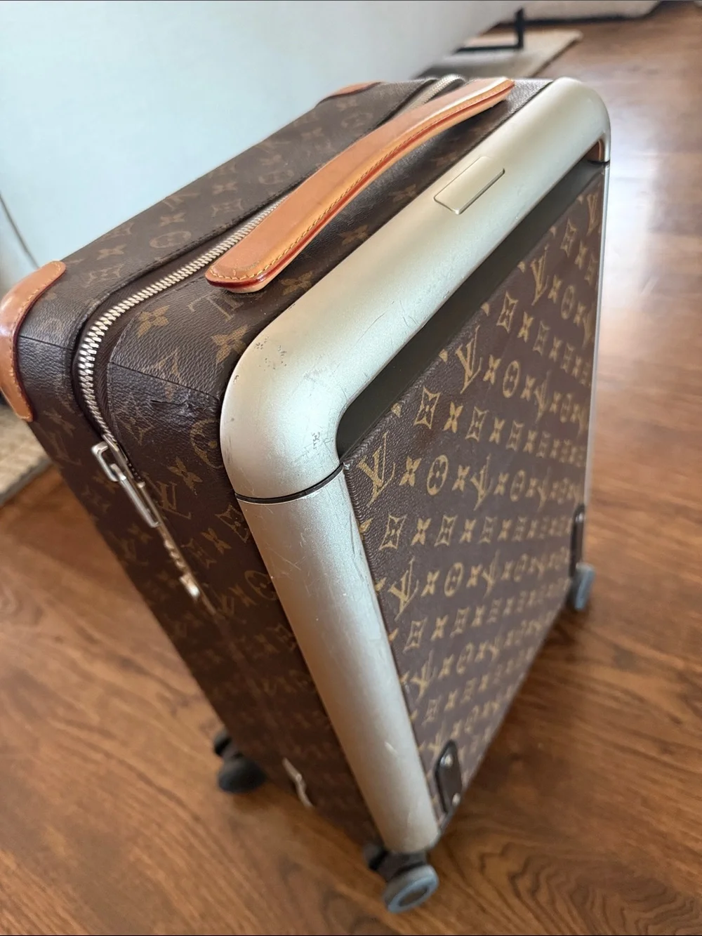 Louis Vuitton Horizon 50 Monogram Spinner Carry-On in Brown and Tan